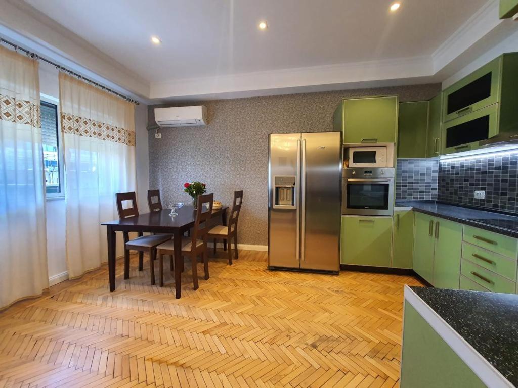 Noemi Apartment Тирана Екстер'єр фото